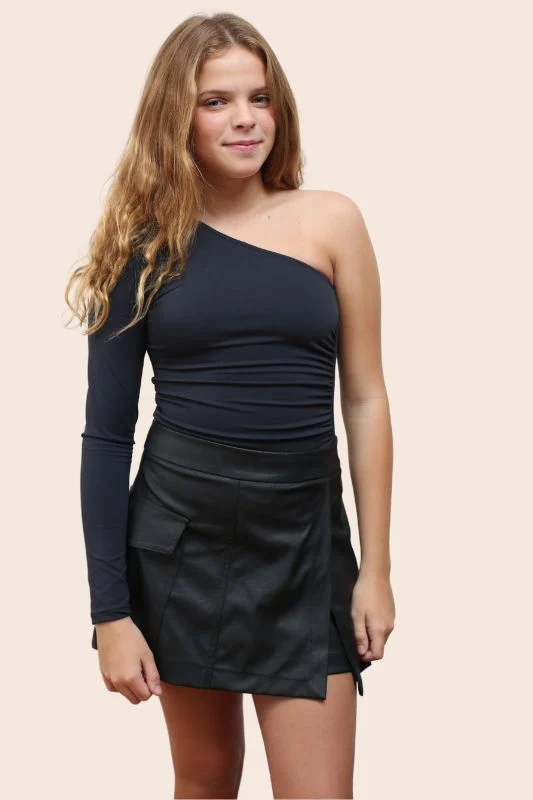 SHORT SAIA DE COURO COM BOLSO
